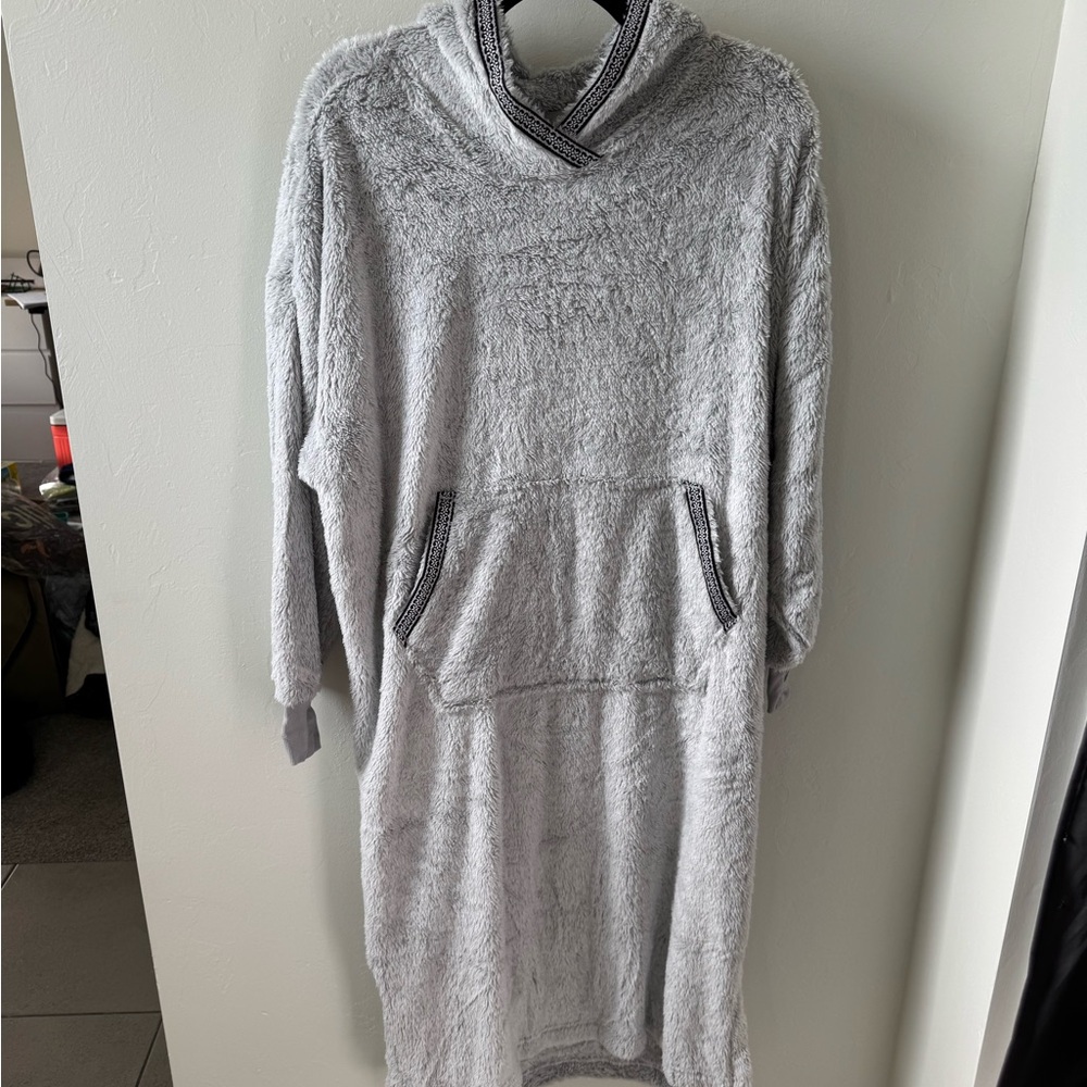 Joyspun women’s oversized, hooded, plush lounger size large